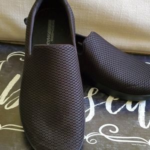 Sketchers slipon Womens 8.5 goga max